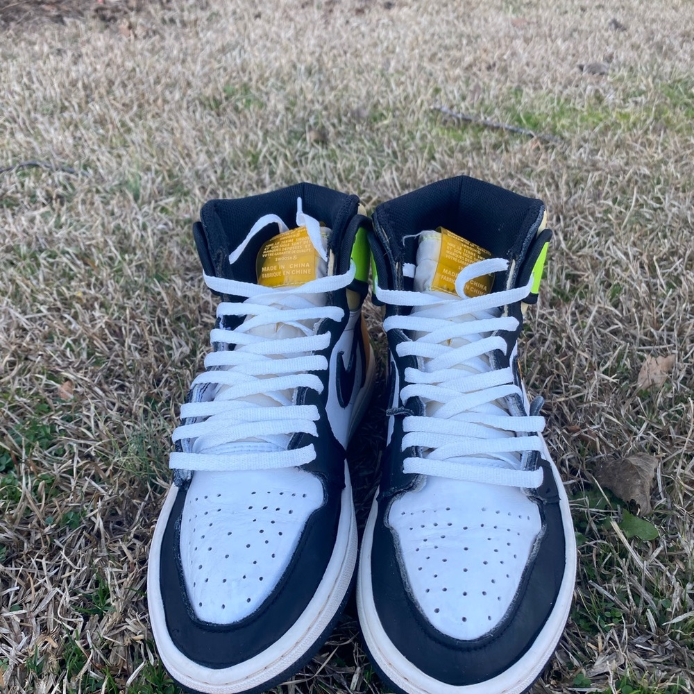 Air Jordan 1 volt